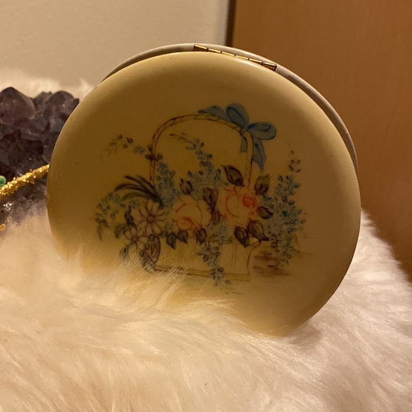 Vintage Celluloid Compact by Rex Fifth Avenue,hand painted basket of flowers💐😎 - Picture 7 of 9